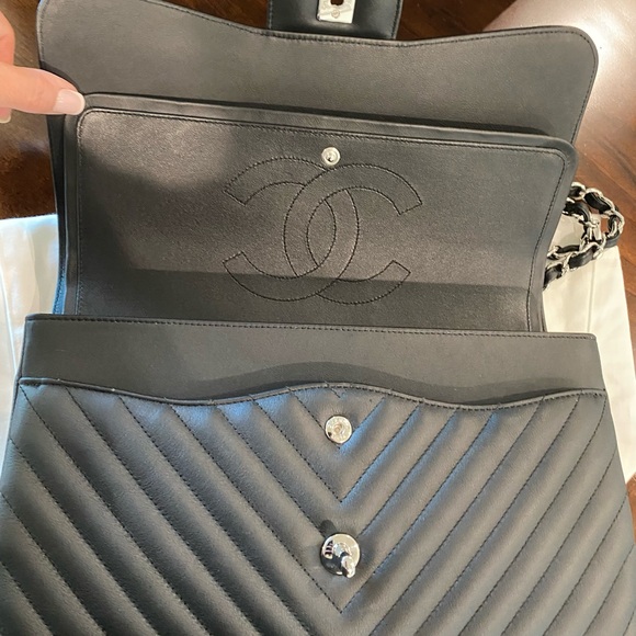 Chanel Classic Double Flap Chevron Jumbo Calfskin Bag in Black from 22C - Rare - Picture 13 of 17